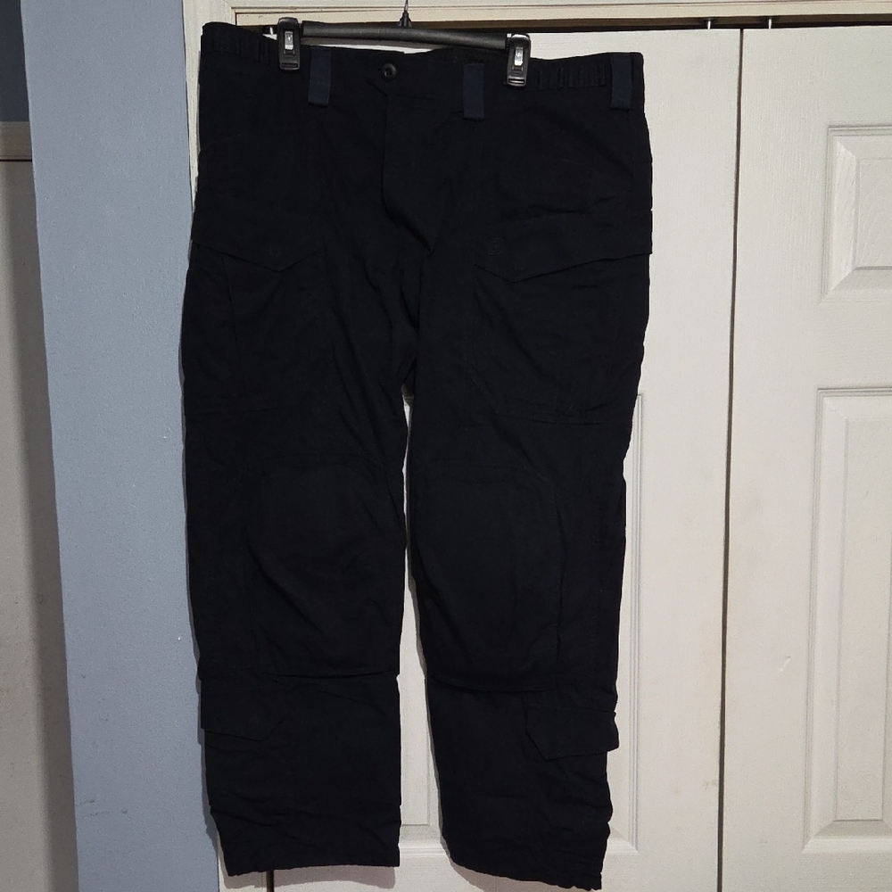 5.11 Tactical Men's Black Cargo Pants With Internal Kneepads. Size 40x 30